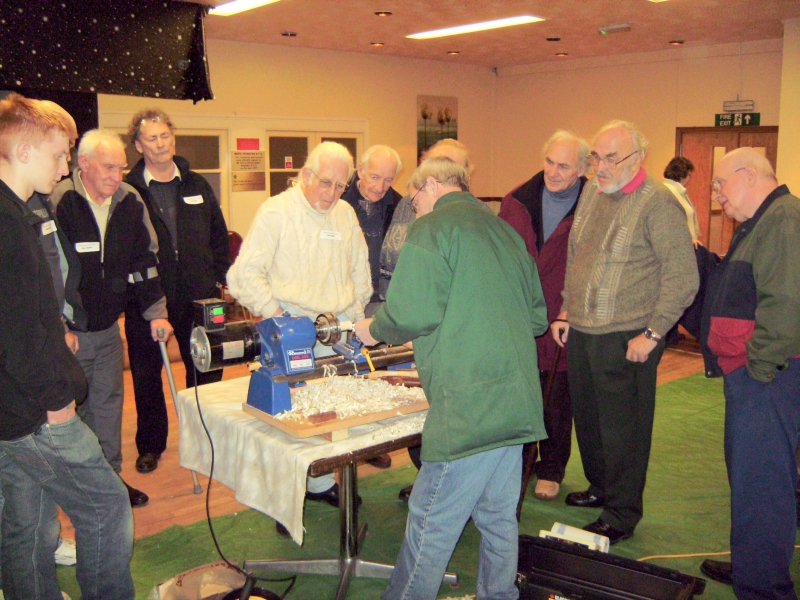 10-03-2008     Lots of interest in Andy Date making 'flowers'