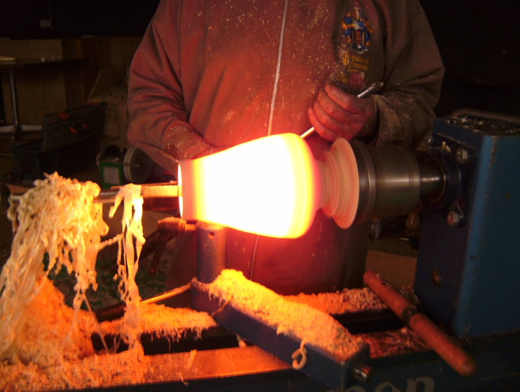 22-09-2008     Dave using a lightbulb to show wall thickness