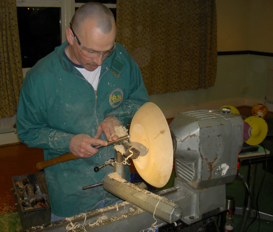 09-04-2007     Demonstrating alternative shaving techniques