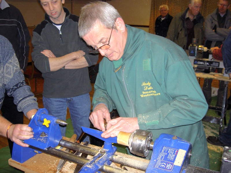 14-01-2008     Andy Date sets up for boxe